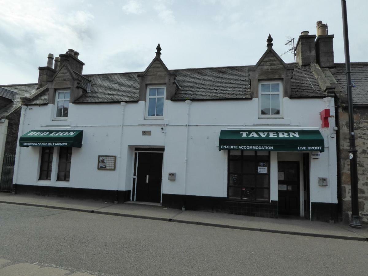 The Red Lion Tavern Fochabers Buitenkant foto